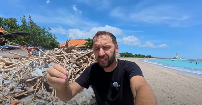 Cosmin Avram a filmat munții de gunoaie de pe plajă (FOTO: captură YouTube)
