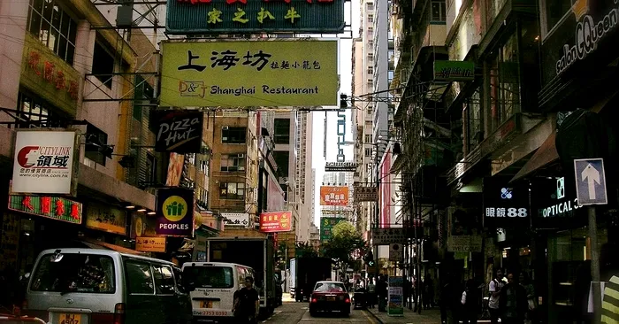 Strada Hong Kong, unul dintre cele mai bogate orașe din lume