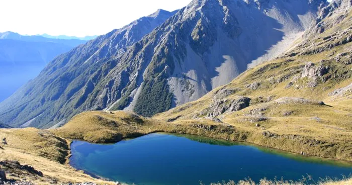 Lacul alpin este înconjurat de păduri abrupte, dificil de străbătut.