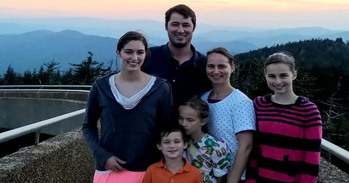 Strigăt disperat pentru salvarea părinților