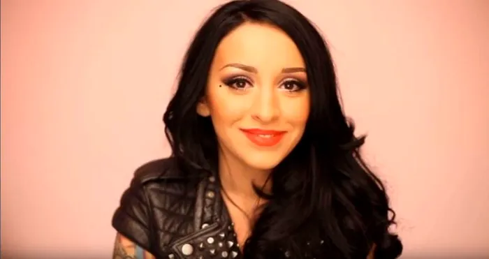 O recunoști pe tânăra din imagine S-a schimbat total după operațiile estetice, este foarte cunoscută în România