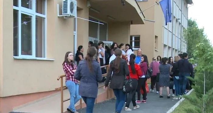 Profesorii care au primit sub 5 la examenul de titularizare au interdicția de a preda un an