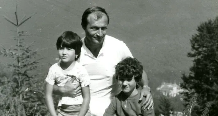 Fetiţa din imagine este una dintre cele mai celebre şi puternice femei din România. Tatăl ei este foarte important