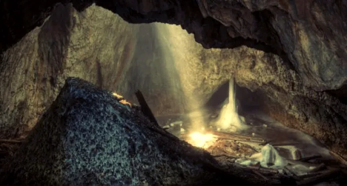 Peștera din România unde se petrece un fenomen unic în lume. Un ghețar se transformă într-un bulgăre de flăcări