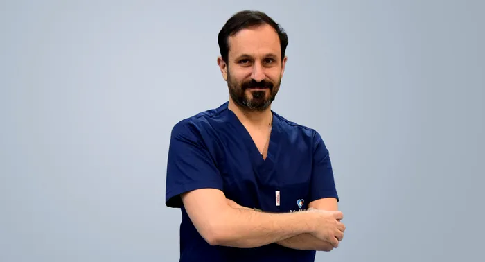 Chirurgul Cosmin Giulea, în cadrul Spitalului MedLife Medical Park
