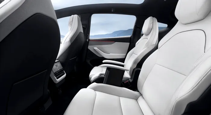 Interiorul variantei Tesla Model YL din China
