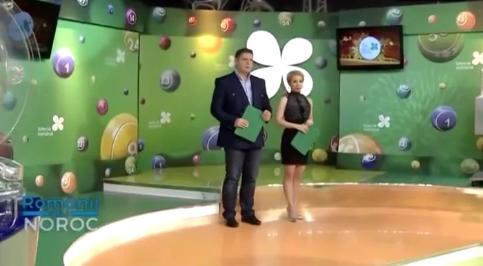 Imagine din platoul emisiunii Românii au noroc, în care apar prezentatorii.