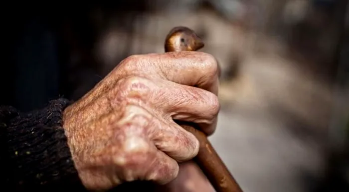 Bătrân de 83 de ani, bătut crunt de doi tineri pentru 6 lei și un telefon