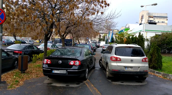 Biletul lăsat de un şofer disperat în parbriz. Vecinii îi blocau maşina în fiecare dimineaţă, ce le-a scris