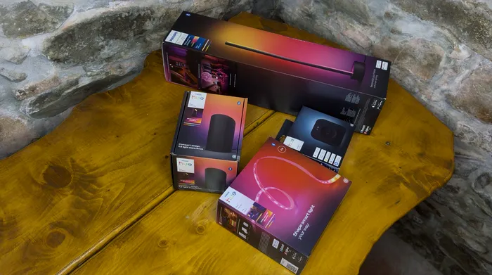 Produsele Philips Hue testate - Play Wall Washer, Signet Gradient Table și banda luminoasă Flux 3m