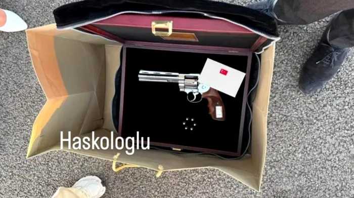 Pistoul Gümüşay primit cadou de preşedintele României (Foto: Facebook)