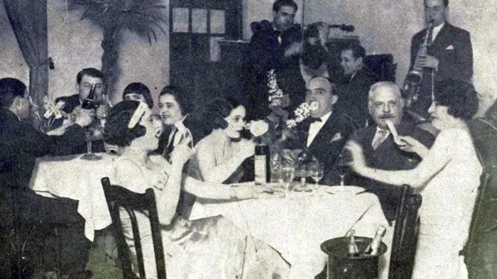 Damele de companie cu ai lor clienti in localurile din Bucurestiul interbelic