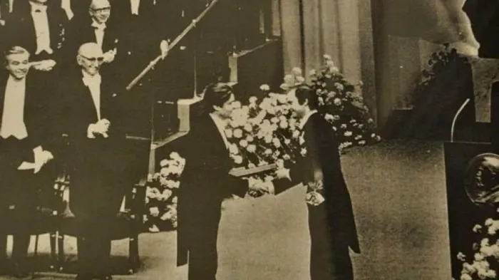 Emil Palade primeste Premiul Nobel in decembrie 1974, la Stockholm, pentru descoperirile sale in biologia celulara