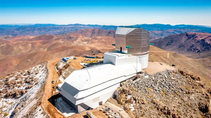 Observatorul Vera C. Rubin al NSF-DOE, amplasat pe un vârf de munte din Chile, va revoluționa modul în care astronomii explorează cosmosul. (foto: Aliro Pizarro Díaz/nsf-doe vera c. rubin observatory)