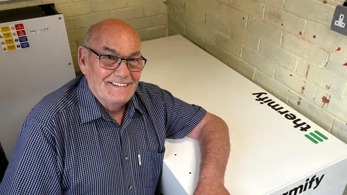 Terrence Bridges spune că „nu are ce să reproșeze sistemului de încălzire”, care captează căldura generată de peste 500 de mini-calculatoare ce procesează date.