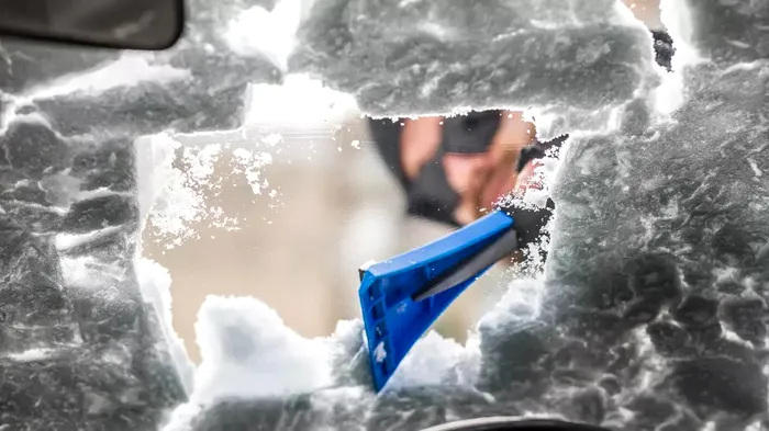 Dezgheață exteriorul cu racleta sau spray special, evită apa caldă, iar pentru mai puțin abur curăță și degresează geamurile pe interior și elimină sursele de umezeală din habitaclu.