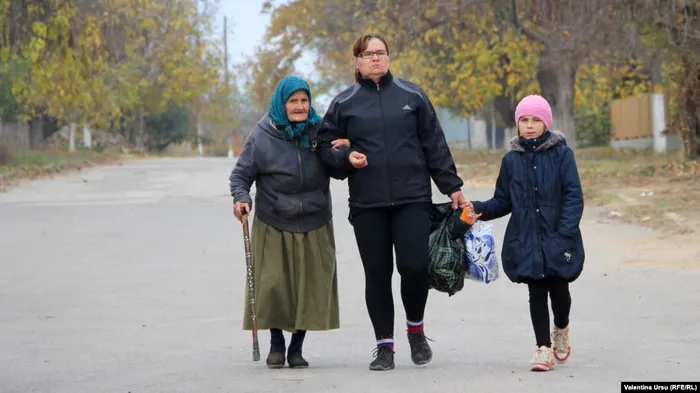 9,7 milioane de români, departe de familii