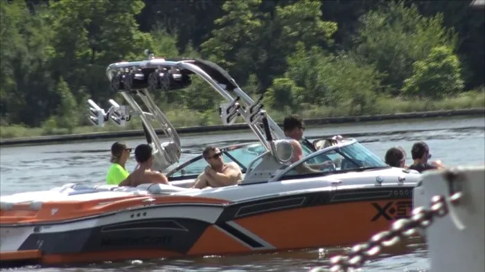 Anamaria Prodan, plimbare pe Snagov în barca de 160.000 de dolari