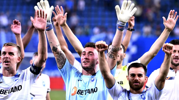 Jucători de fotbal scandând victoria.