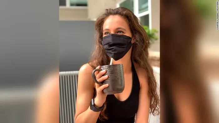 S-au inventat măștile prin care poți să bei, fără să le dai jos. Cum arată și ce preț are una