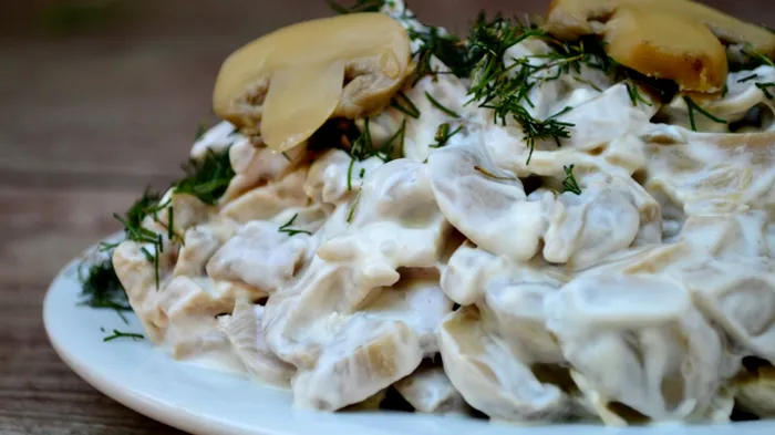 Salată de ciuperci cu smântână și mărar
