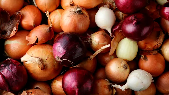 Nu mai depozita ceapa si usturoiul asa. De asta mucegaiesc repede, cum sa reziste de doua ori mai mult