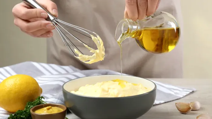 Când trebuie să adaugi, de fapt, muștarul în maioneză. Greșeala care strică tot gustul, de asta se taie repede