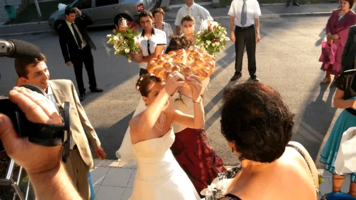Obiceiul care nu lipsește de la nicio nuntă românească. De unde au pornit cele mai stranii tradiții