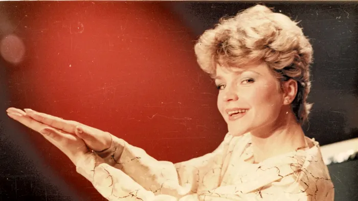 Ce s-a ales de Marina Florea, cea mai frumoasă artistă a anilor ’80. La 62 de ani, și-a păstrat nu doar părul blond, ci și zâmbetul cuceritor