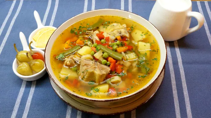 Ce puneau bunicile noastre în ciorba țărănească de pui, acum 70 de ani. Rețetă din anul 1955