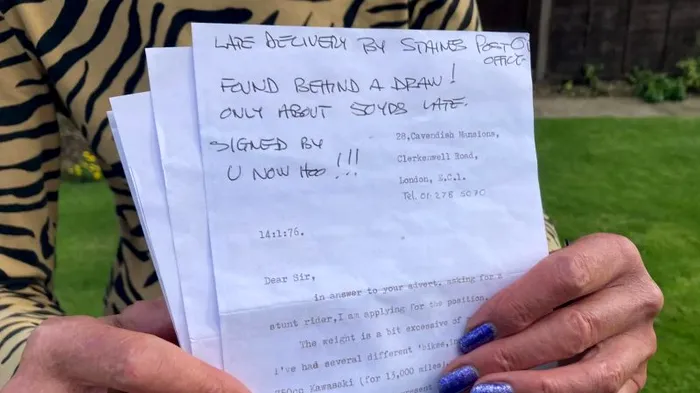 Cererea de angajare a venit însoțită de o notă de la Oficiul Poștal, explicând că a fost găsită în spatele unui sertar.