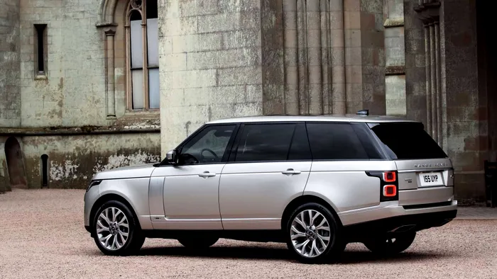Video-Land-Rover-introduces-2018-Range-Rover-also-with-P400e-PHEV-50