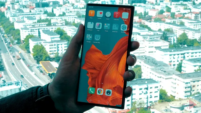 Huawei Mate X telefonul pliabil PLAYTECH-3