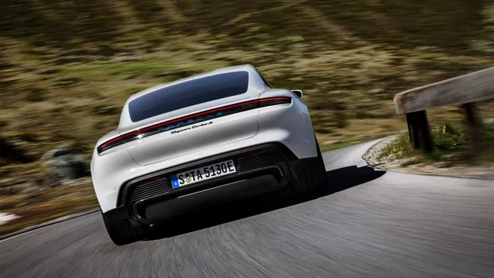 Porsche Taycan rival Tesla masina electrica