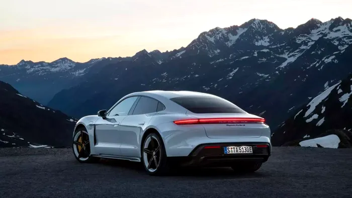 Porsche Taycan rival Tesla masina electrica