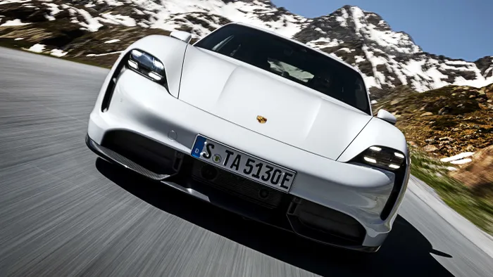 Porsche Taycan rival Tesla masina electrica
