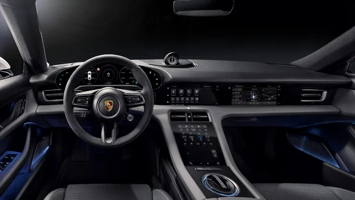 interior Porsche Taycan rival Tesla masina electrica