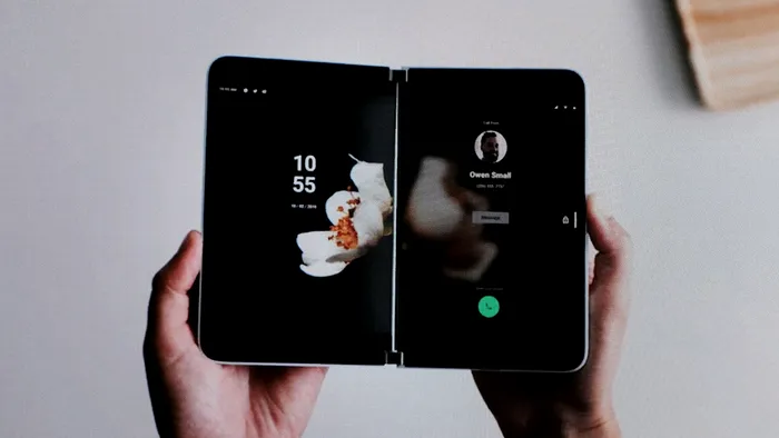 Microsoft-Surface-Duo-Android-doua-ecrane-telefon