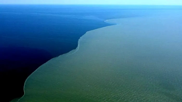 Gura-de-varsare-a-dunarii-in-marea-neagra-ape-culori-diferire