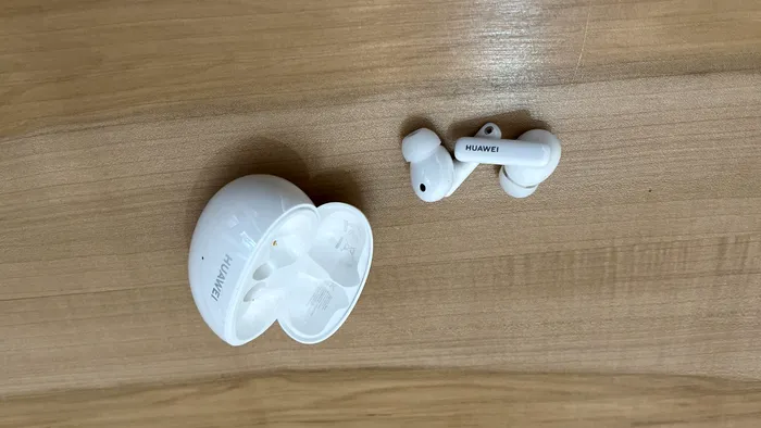 Huawei FreeBuds casti impreuna