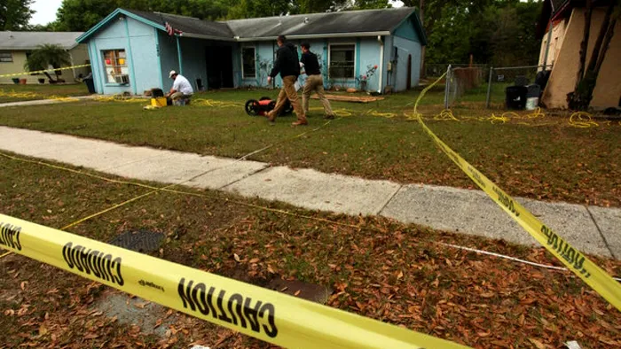 Tragicul sfârșit al unui bărbat înghițit de un crater, în timp ce dormea. Nimeni nu știe ce s-a întâmplat cu el, de fapt