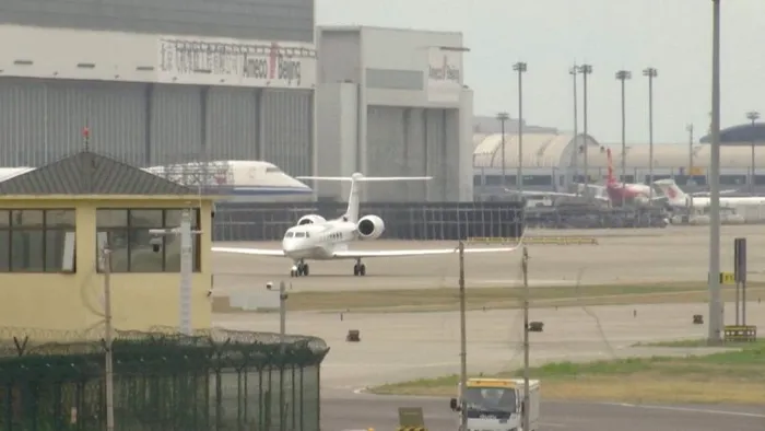 Avionul privat al lui Elon Musk rulând pe pista aeroportului din Beijing, 28 aprilie 2024. Reuters TV