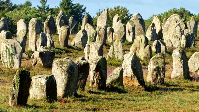 Legenda spune ca vrajitorul Merlin ar fi transformat soldatii romani in stane de piatra, ca pedeapsa.
