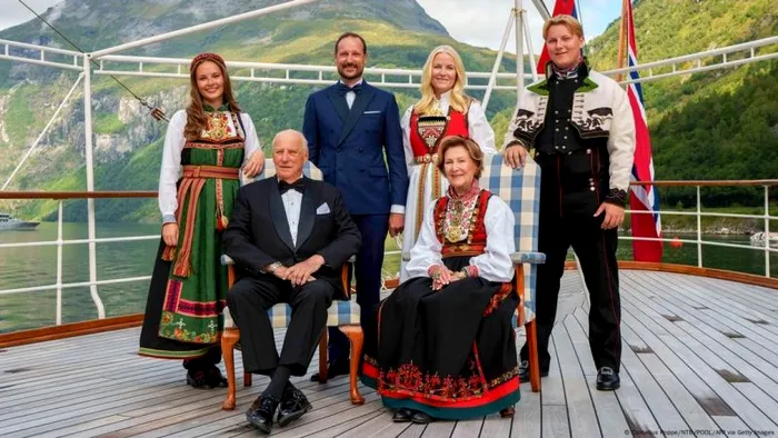 Märtha Louise este cel mai mare copil al Regelui Harald al V-lea și al Reginei Sonja, iar fratele ei mai mic, Prințul Moștenitor Haakon, este următorul în linia de succesiune la tron.