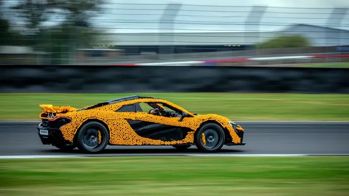 McLaren P1 realizat din Lego atinge o viteză maximă de 64 km