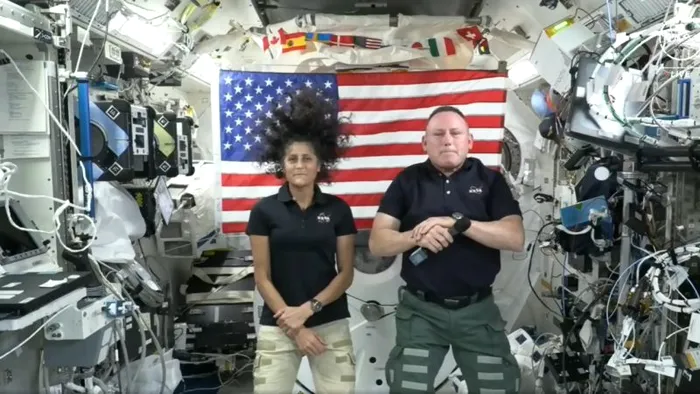 Sunita Williams (stânga) și Barry 'Butch' Wilmore au răspuns vineri, în direct, la întrebări de pe Stația Spațială Internațională, unde sunt blocați de peste trei luni.