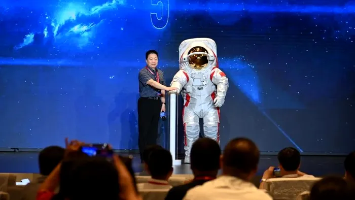 Yang Liwei, adjunctul șefului proiectant al programului spațial cu echipaj al Chinei, a dezvăluit costumul spațial pentru aselenizare pe 28 septembrie 2024, în metropola Chongqing, situată în sud-vestul țării. Foto VCGVisual China GroupGetty Images