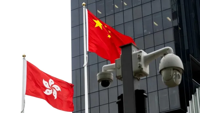 Camere de supraveghere, alături de steagurile Chinei și Hong Kong-ului, pot fi văzute în Hong Kong.