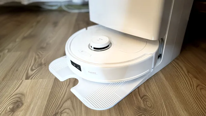 Roborock Qrevo MaxV în dockul de încărcare/descărcare / Foto: Playtech.ro