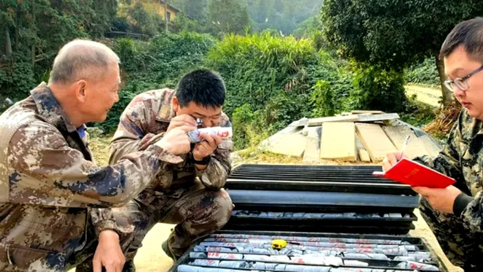 Tehnicienii Institutului de Supraveghere și Monitorizare a Dezastrelor Geologice din provincia Hunan verifică mostre de rocă la câmpul de aur Wangu, din districtul Pingjiang, provincia Hunan, China centrală, 5 noiembrie 2024. (XinhuaSu Xiaozhou)